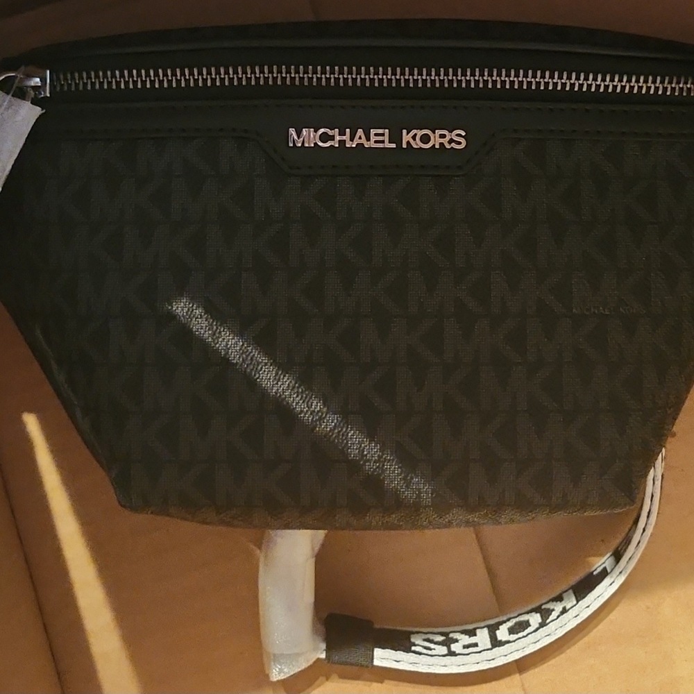 Michael Kors Cooper Mini Logo Belt Bag - Picture 5 of 5